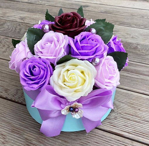 Ла Суисса Круглая коробка 17 роз -  разные дизайны (в декоре использованы 15 штук больших роз-мыло , розы имеют легкий аромат, конфеты надежно упакованы, влияние на шоколад исключено)  в подарочном пакете! 